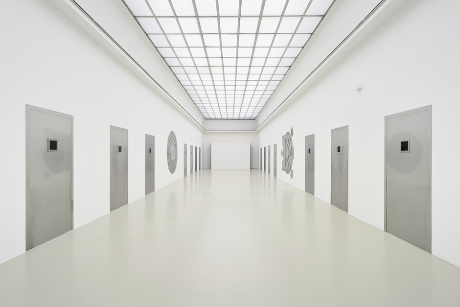 Installationsansicht Sung Tieu, ars viva 2021 – Preis für Bildende Kunst, Kunstverein Hannover © Foto: Raimund Zakowski. 