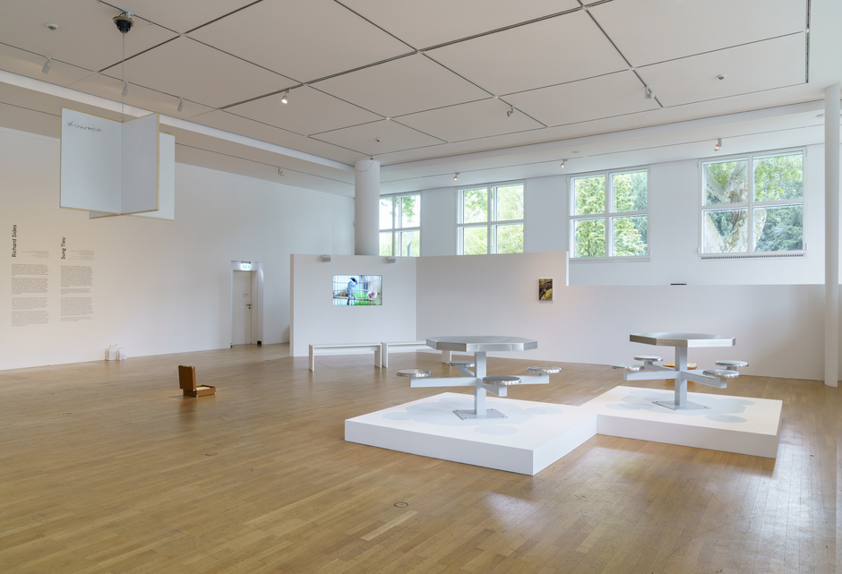 Exhibition view ars viva 2021. Rob Crosse, Richard Sides, Sung Tieu, photo: Wolfgang Günzel © Museum Angewandte Kunst, Frankfurt am Main. 