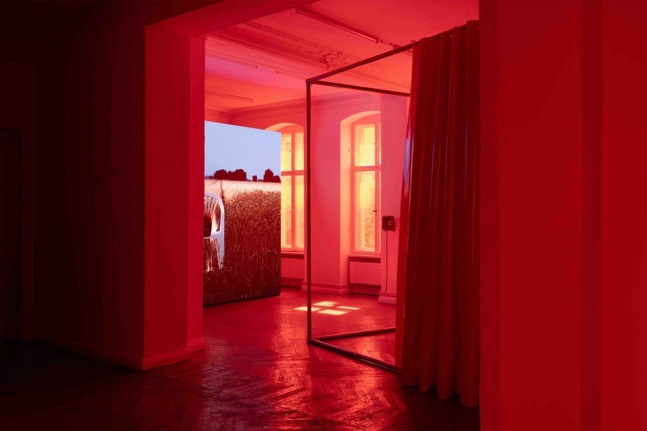 Nazanin Noori, ’AMBIENT ROOM’, Installation view, 2021, exhibited at EIGEN + ART Lab © Peter Oliver Wolff.